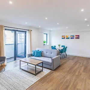 2 Bed 2 Bath Near College, Beach, Hospital - Long Offers Apartment Brighton